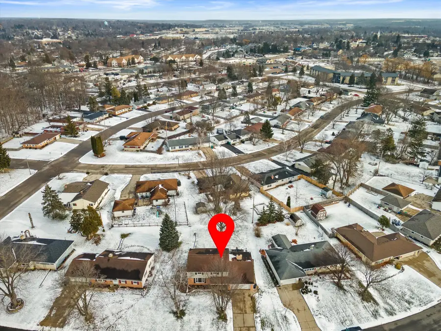 W177N9140 St Francis Dr, Menomonee Falls, WI 53051 - Image #2