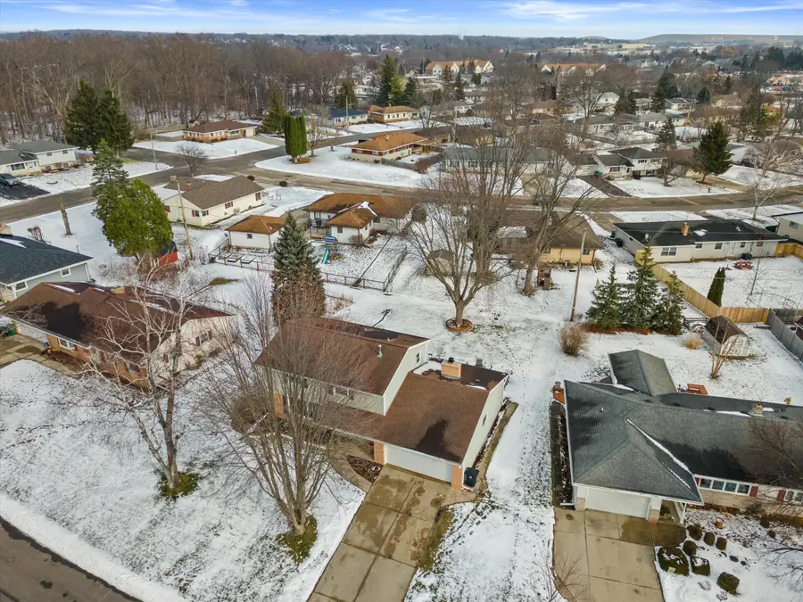 W177N9140 St Francis Dr, Menomonee Falls, WI 53051 - Image #3