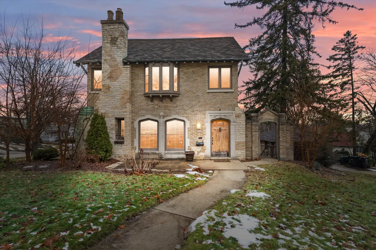 6742 Hillcrest Dr, Wauwatosa, WI 53213 - Image #1