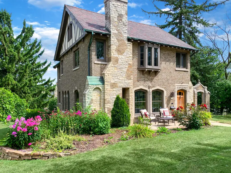 6742 Hillcrest Dr, Wauwatosa, WI 53213 - Image #2