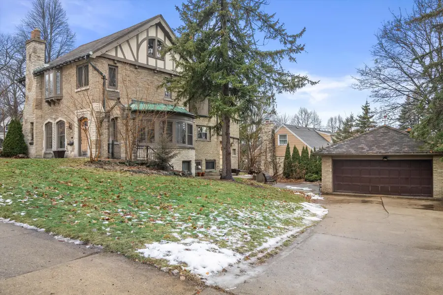 6742 Hillcrest Dr, Wauwatosa, WI 53213 - Image #3