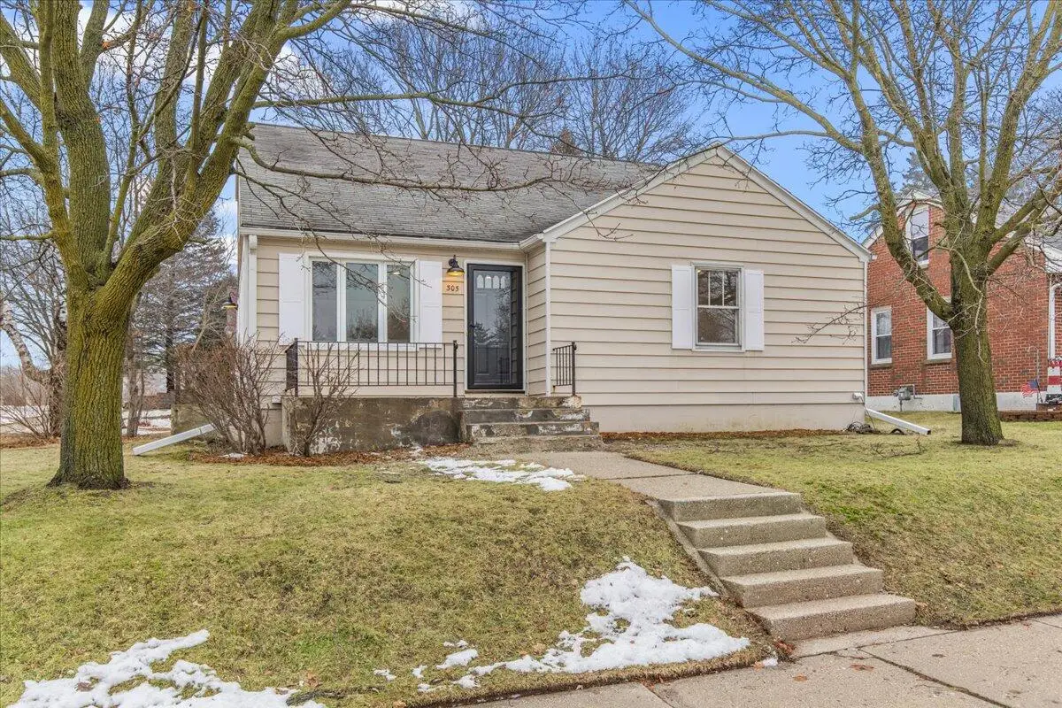 305 S Silverbrook Dr, West Bend, WI 53095 - Image #1