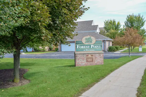 14824 W Arrowhead Ln, New Berlin, WI 53151