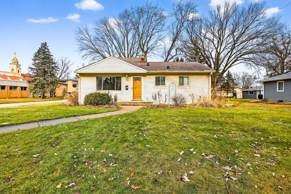 604 Renson Rd, Hartland, WI 53029