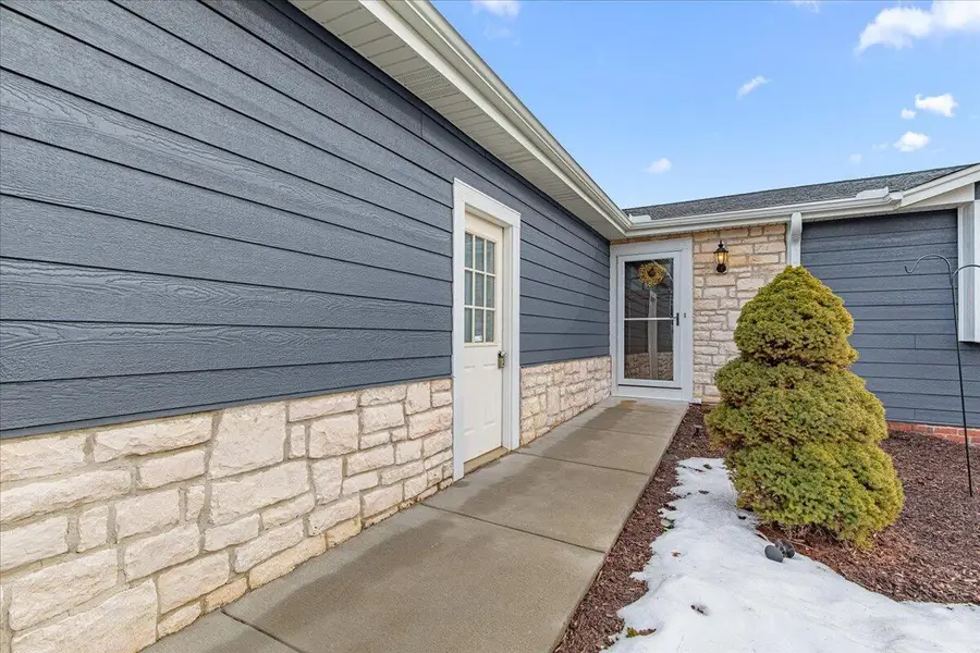 7744 Tomahawk Dr, Farmington, WI 53090 - Image #2