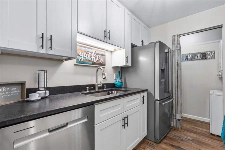 360 Park Hill Dr, Pewaukee, WI 53072 - Image #3