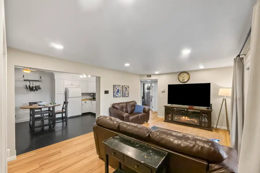 N114W16680 Crown Dr, Germantown, WI 53022 - Image #3