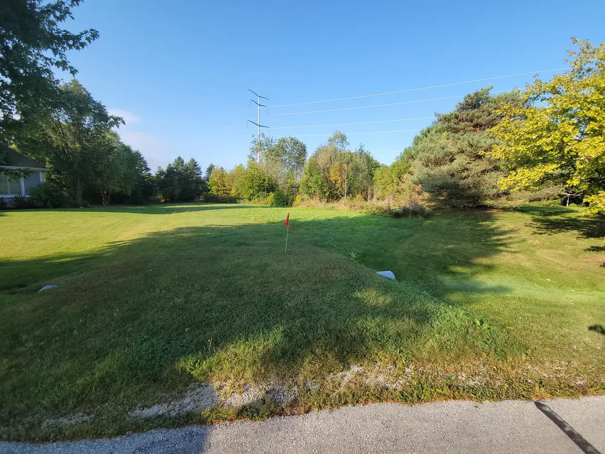 11223 N Westwood Cir, Mequon, WI 53097 - Image #1