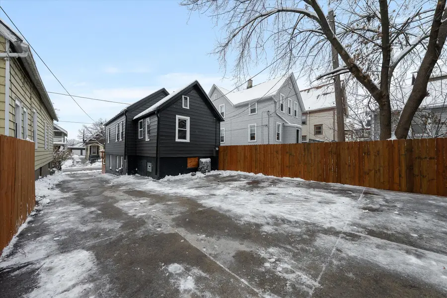 1850 N Warren Ave, Milwaukee, WI 53202 - Image #3