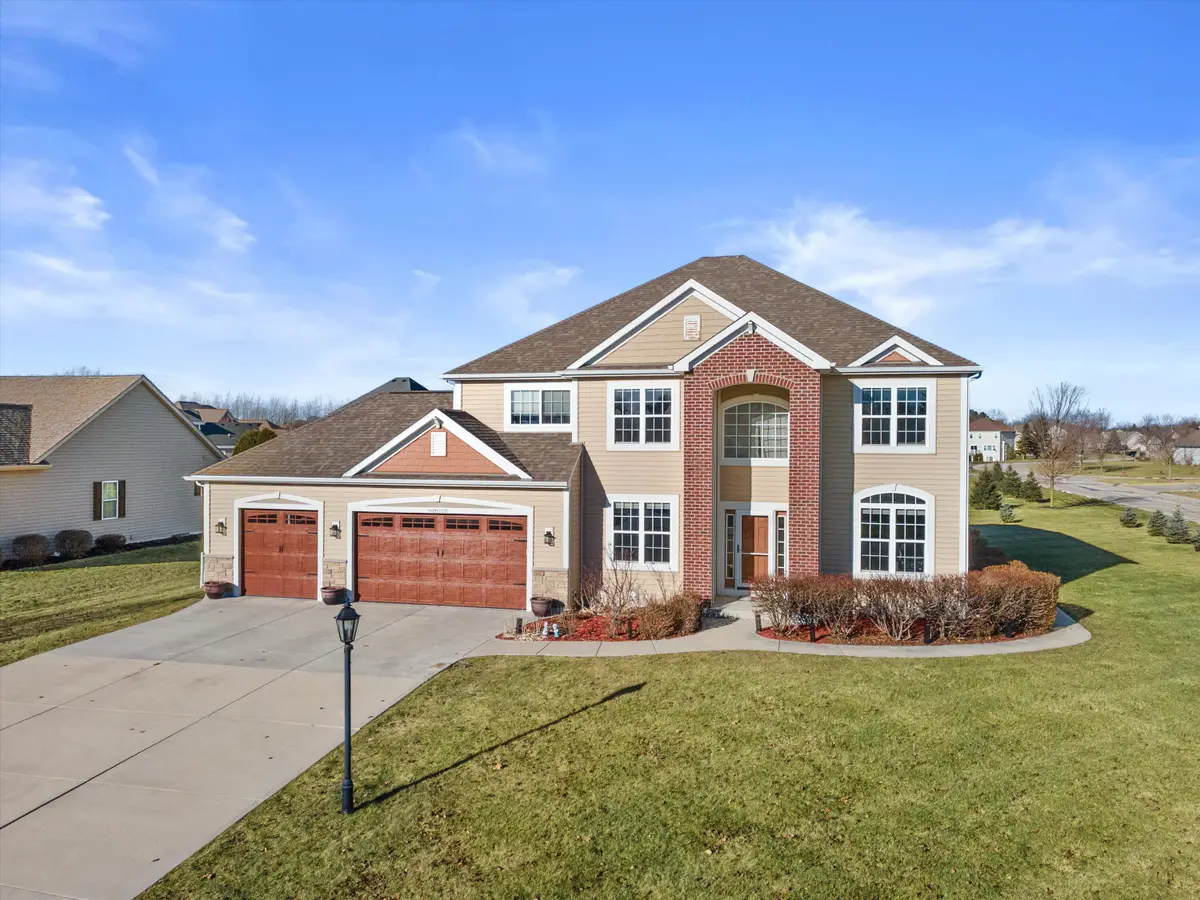N42W22770 Beacon Ct, Pewaukee, WI 53072 - Image #1