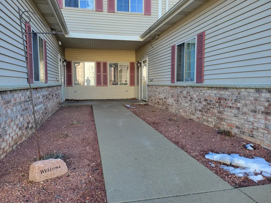 2111 Pine Ridge Ct, Grafton, WI 53024 - Image #2