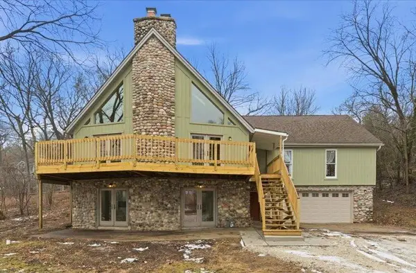 N65W30990 Beaver Lake Rd, Merton, WI 53029