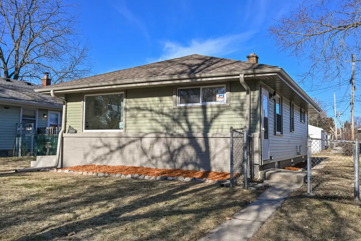 7218 W Carmen Ave, Milwaukee, WI 53218 - Image #1