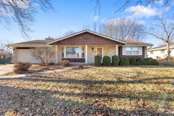 7975 S Wynbrook Ct, Oak Creek, WI 53154