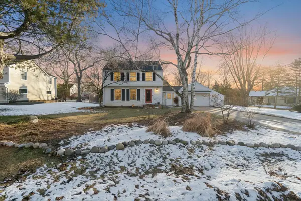 9126 N Meadowlark Ln, Bayside, WI 53217