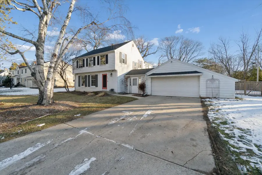 9126 N Meadowlark Ln, Bayside, WI 53217 - Image #2