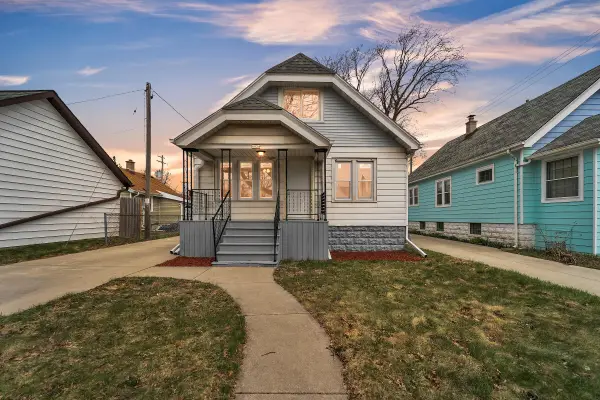 6824 W Hayes Ave, West Allis, WI 53219