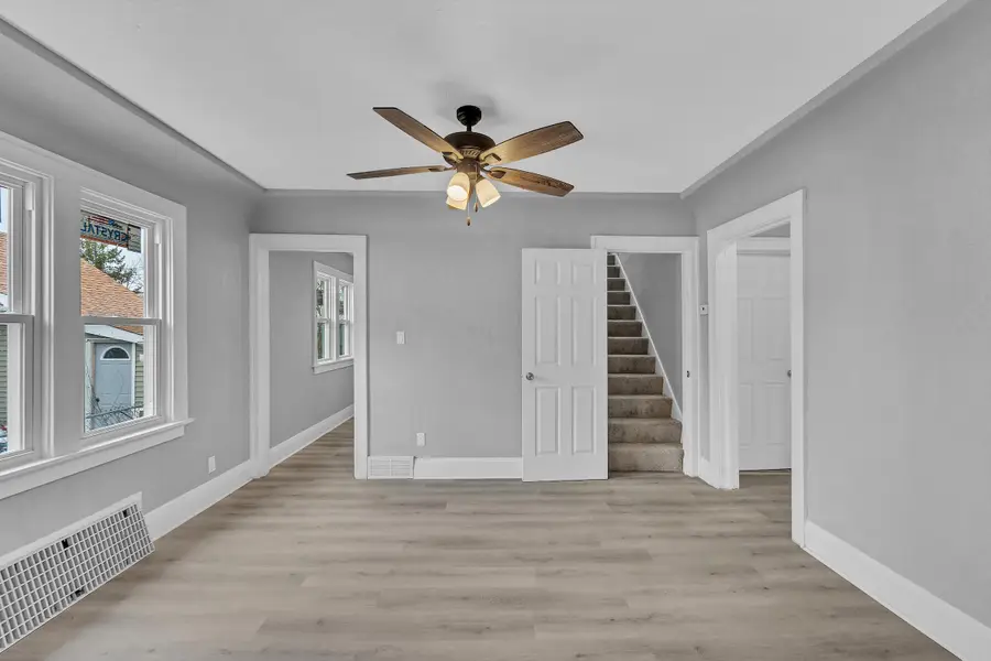 6824 W Hayes Ave, West Allis, WI 53219 - Image #3