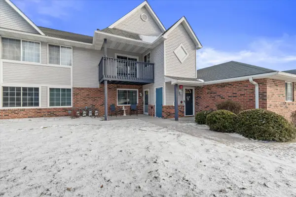 160 W Aspen Ct, Oak Creek, WI 53154