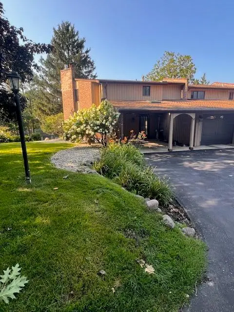 469 Country Club Dr, Lake Geneva, WI 53147