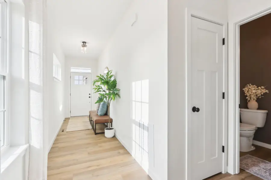 982 Glencoe Ln, Oconomowoc, WI 53066 - Image #2