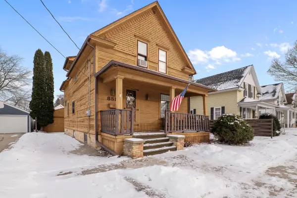 851 N 10th St, Manitowoc, WI 54220