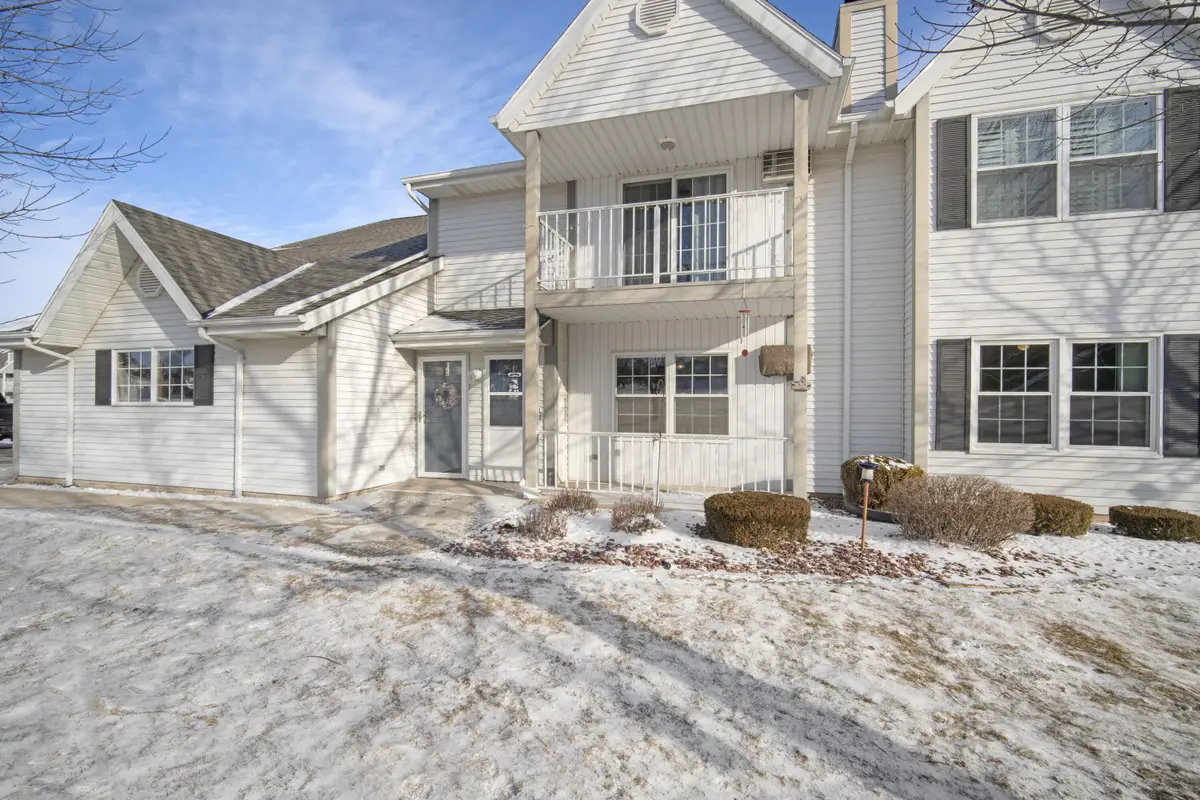 183 Minz Park Cir, West Bend, WI 53095 - Image #1
