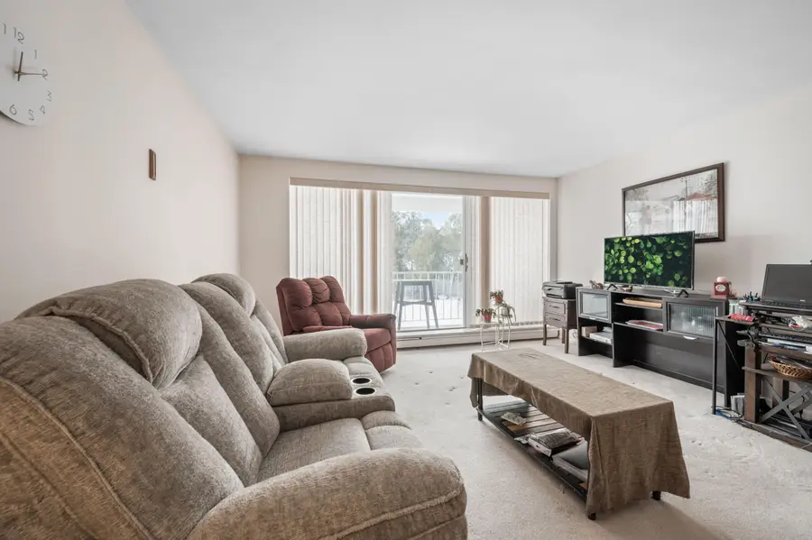 937 W Heritage Ct, Mequon, WI 53092 - #3