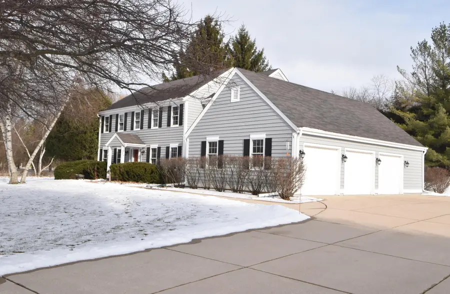 762 N Forest Ridge Ct, Summit, WI 53066 - Image #2