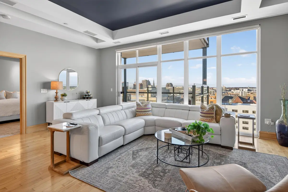 1313 N Franklin Pl, Milwaukee, WI 53202 - Image #1