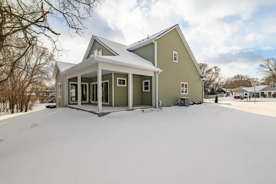 1414 S 166th St, New Berlin, WI 53151 - Image #2