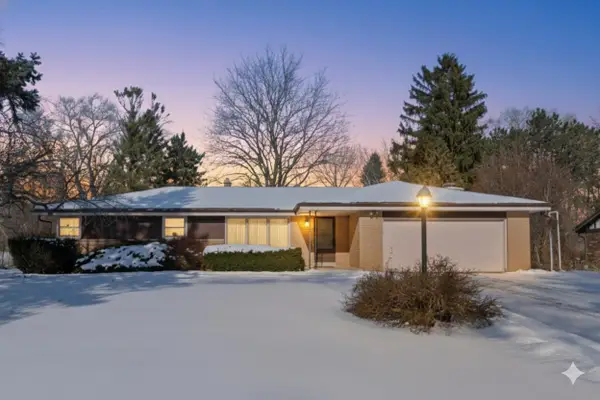 8824 W Dosie Ave, Greenfield, WI 53228