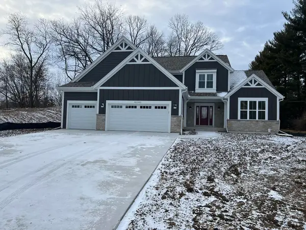 W221N3075 Greenwood Ct, Pewaukee, WI 53186