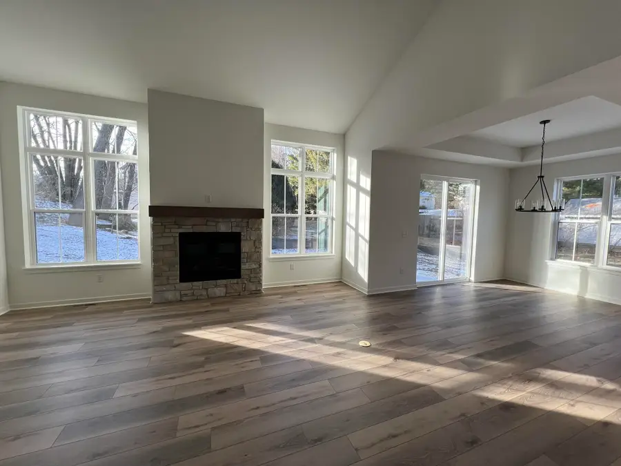 W221N3075 Greenwood Ct, Pewaukee, WI 53186 - Image #2