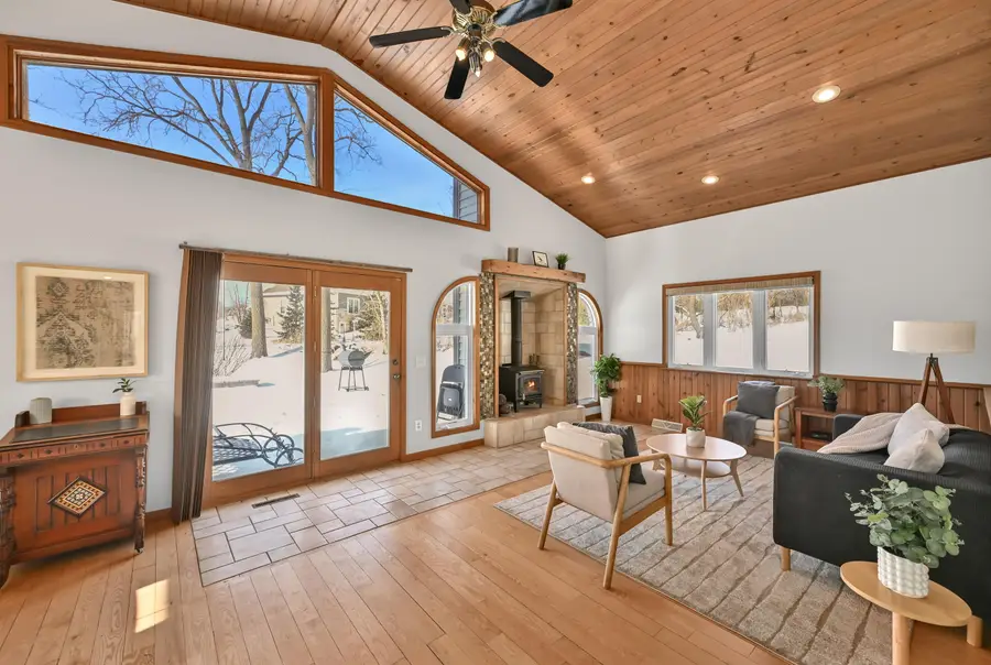 2135 W Shore Dr, Delafield, WI 53018 - Image #2