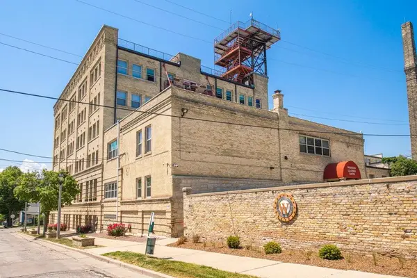 904 E Pearson St, Milwaukee, WI 53202