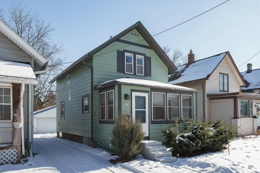 207 N Prairie Ave, Waukesha, WI 53186 - Image #2