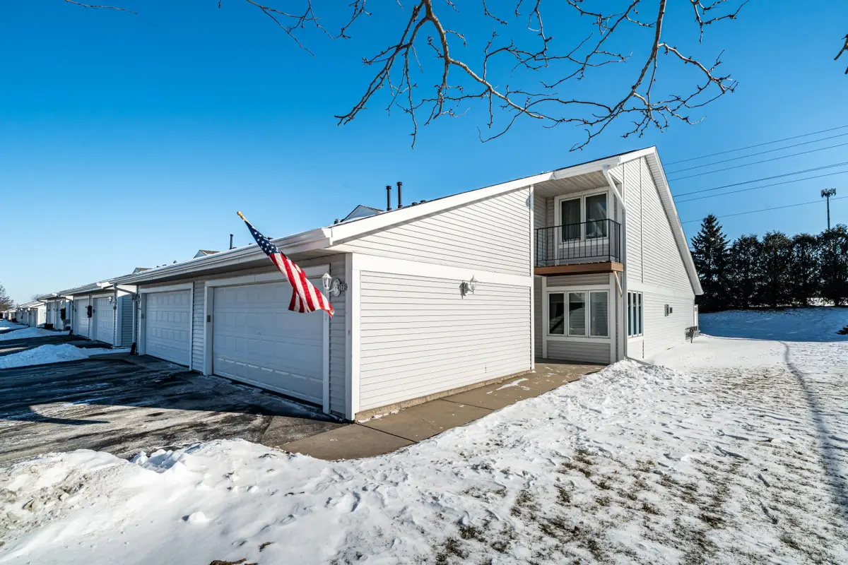 372 Hartford Sq, Hartford, WI 53027 - Image #1