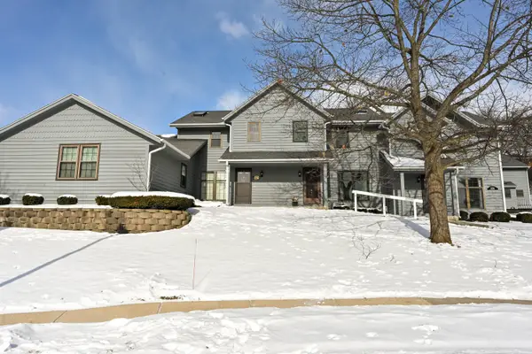 359 Lexington Ct, Pewaukee, WI 53072