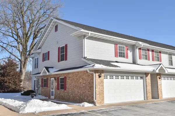 326 Kettle Moraine Dr N, Slinger, WI 53086