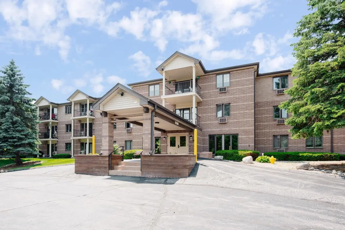 530 N Silverbrook Dr, West Bend, WI 53090 - #1