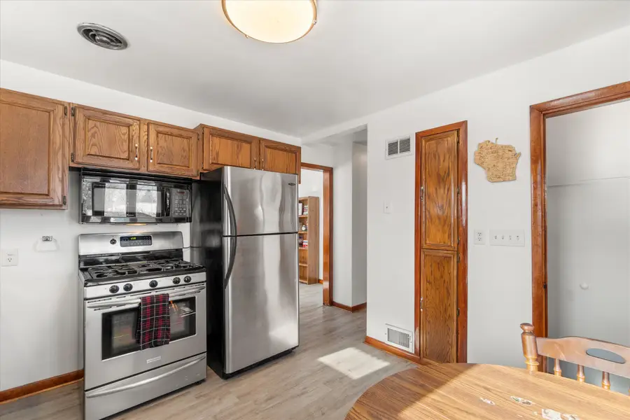 820 S 91st St, West Allis, WI 53214 - Image #2