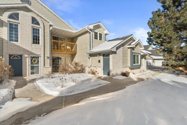 W240N2524 Parkway Meadow Cir, Pewaukee, WI 53072