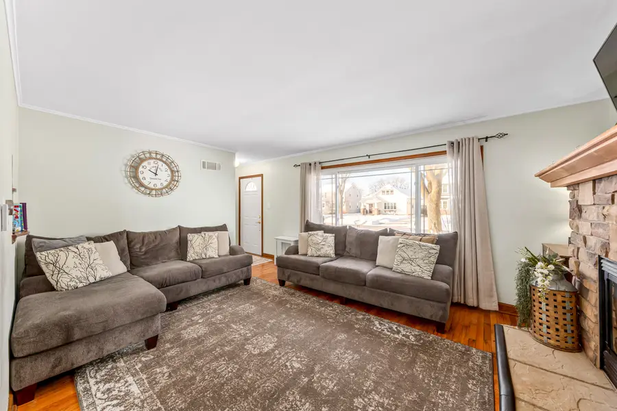 4864 N Hollywood Ave, Whitefish Bay, WI 53217 - Image #3