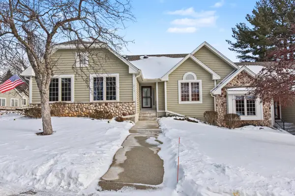 215 Endfield Cir, Waukesha, WI 53186
