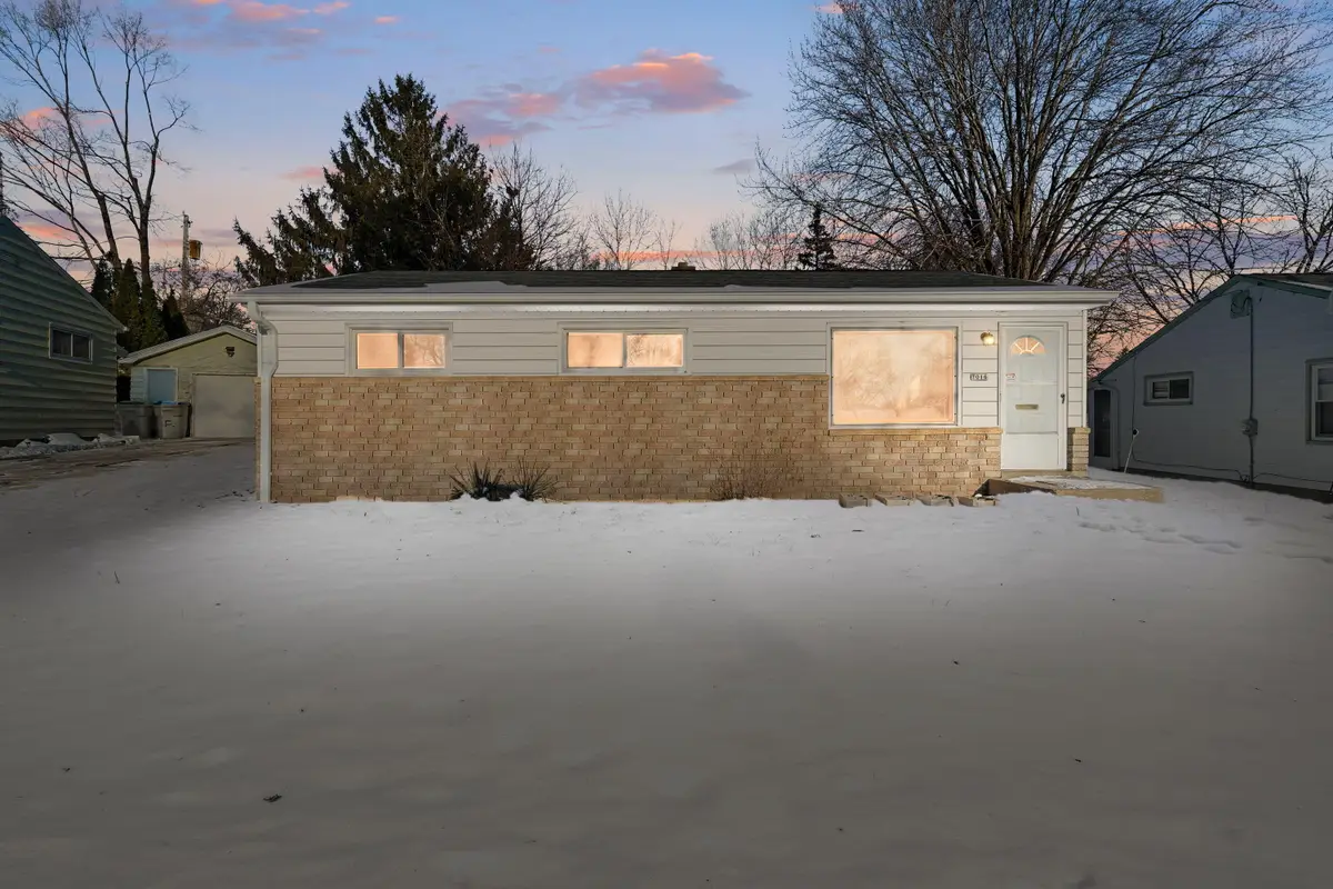 7016 W Thurston Ct, Milwaukee, WI 53218 - Image #1