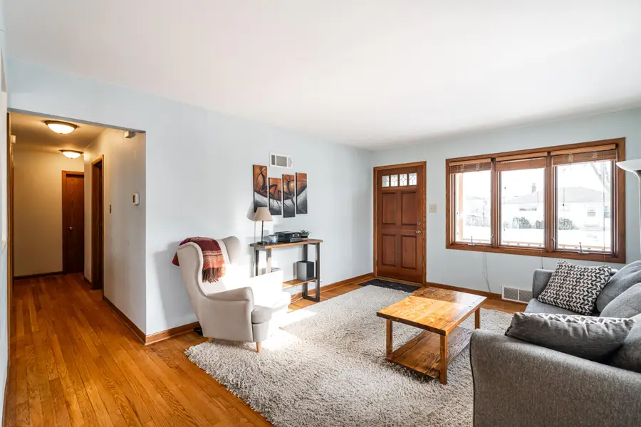 4049 S Hately Ave, Saint Francis, WI 53235 - Image #3