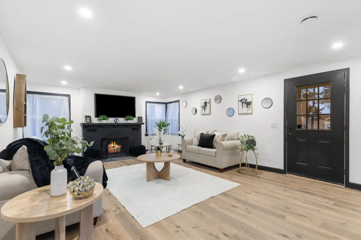 W156N8813 Pilgrim Rd, Menomonee Falls, WI 53051 - Image #1