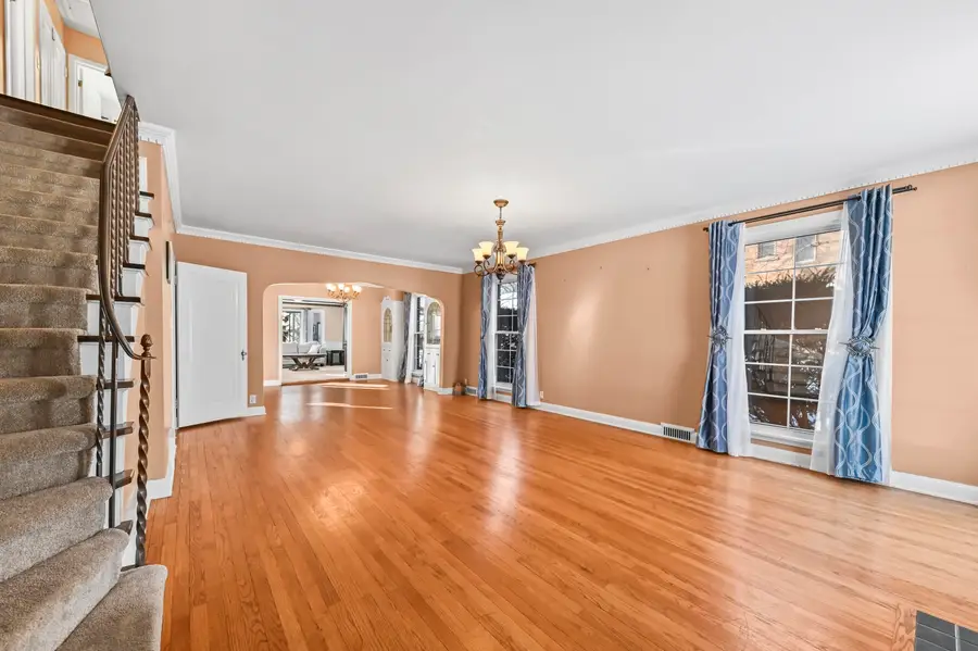 6321 W Mckinley Ave, Wauwatosa, WI 53213 - #3