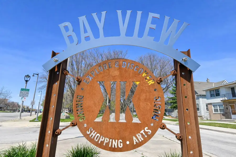 2525 S Shore Dr, Milwaukee, WI 53207 - Image #2